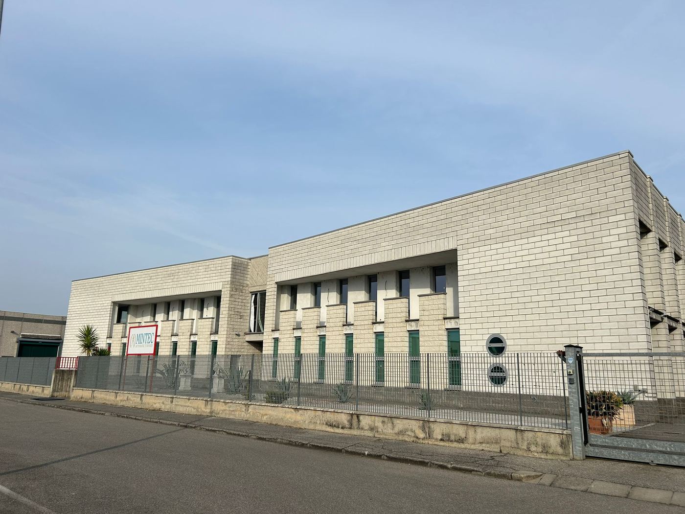 Facciata dello stabilimento MINTEC ad Antegnate