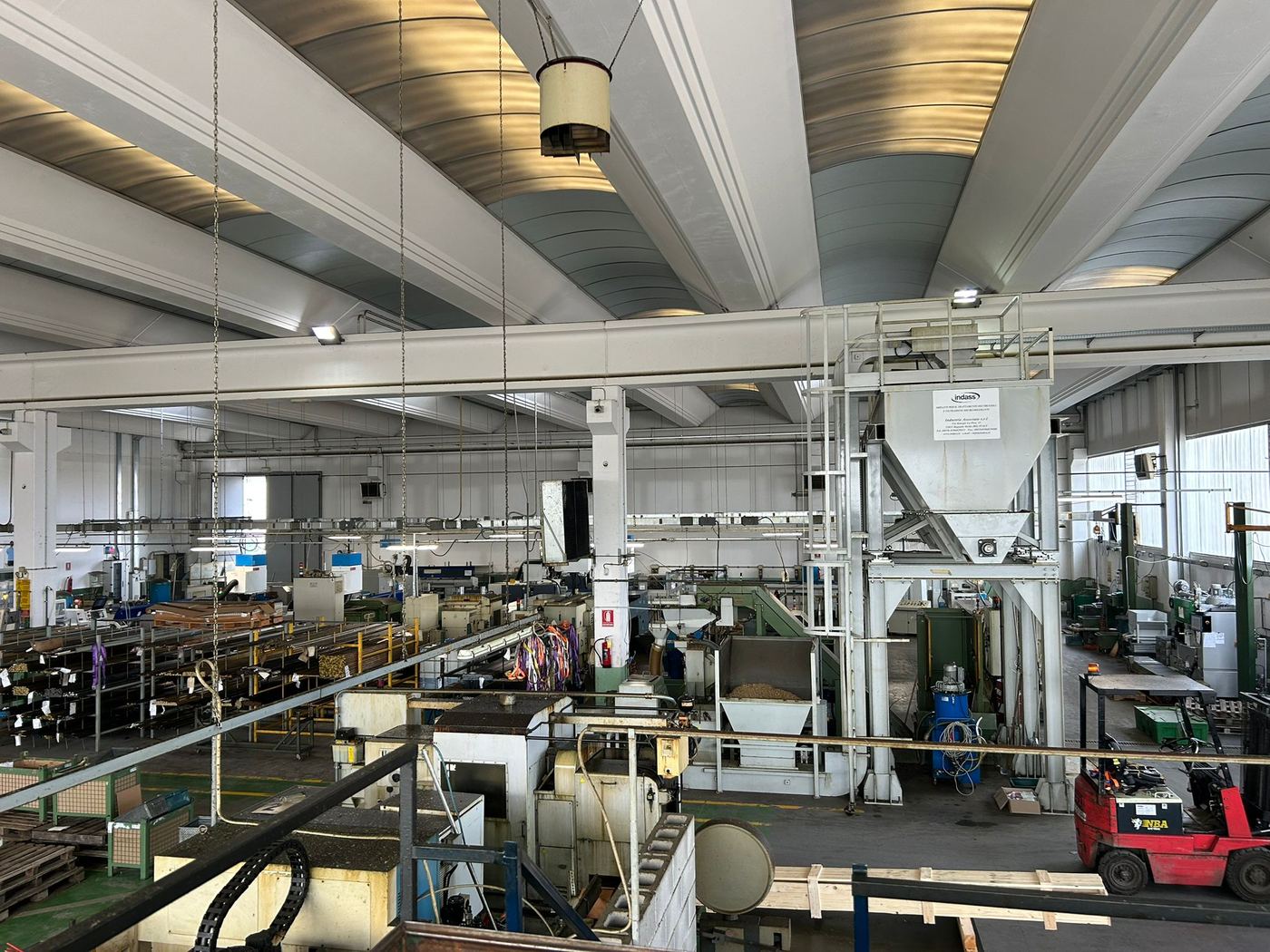 Reparto produttivo MINTEC con macchinari CNC allineati